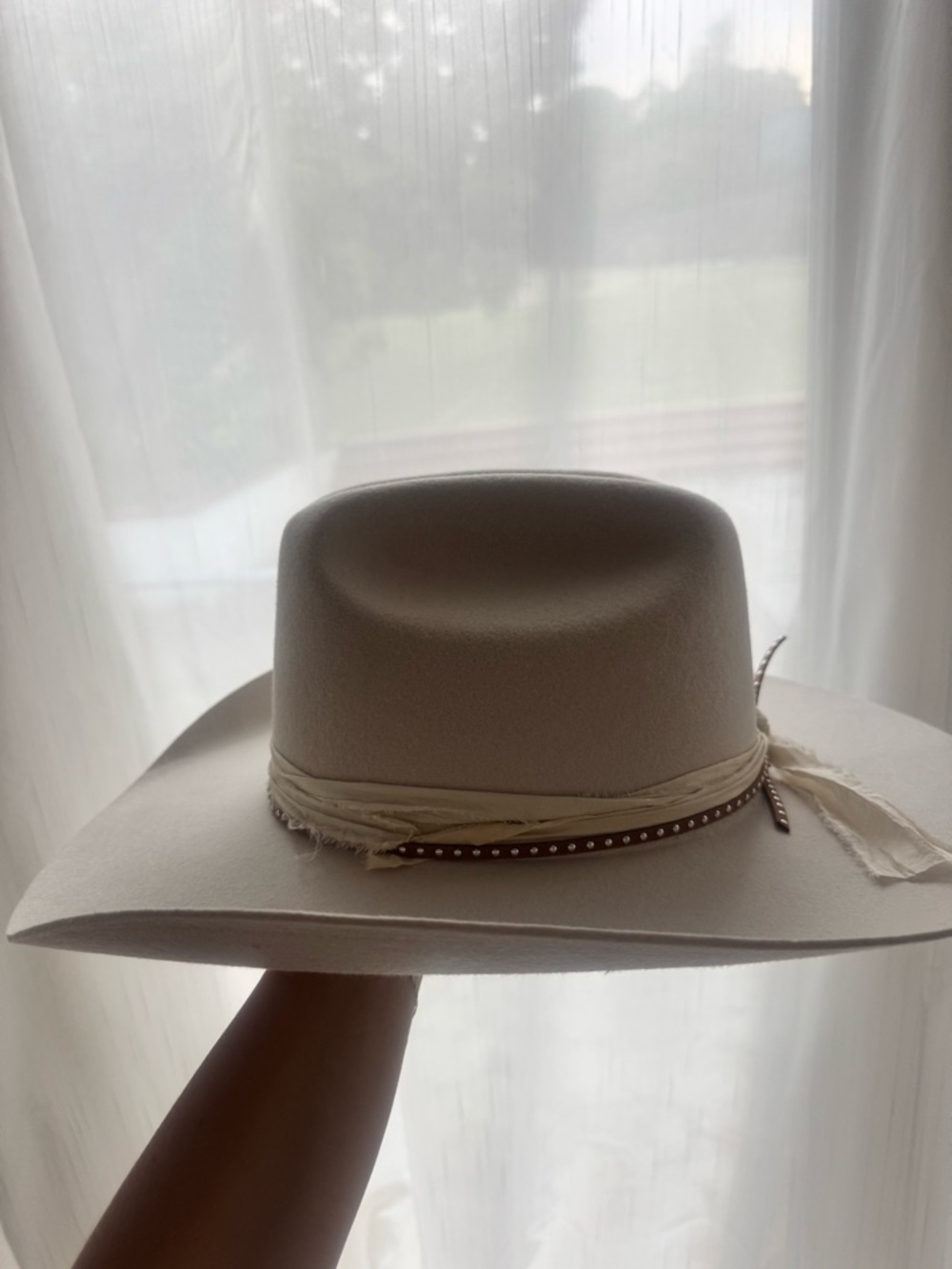 GIGI PIP White Felt Western Cowboy Hat with Braided Trim - Picture 3 of 4